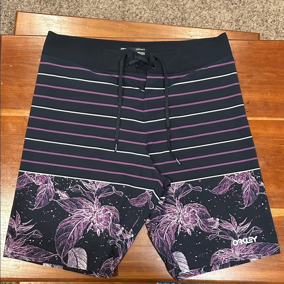 2 Oakley Men’s Performance Board Shorts - Picture 4 of 5